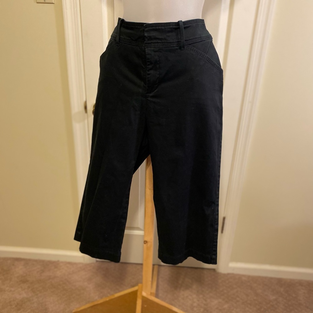 Lee - Woman’s (just below the waist) black Capri jeans, Size: 8P